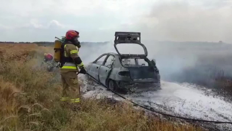 Pożar samochodu i zboża