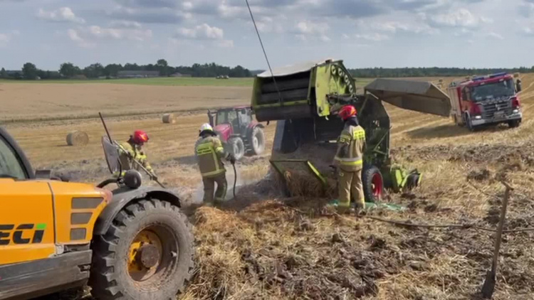 Pożar rżyska i prasy w Karwinach