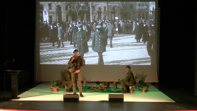 Patriotyczny występ młodzieży z Zespołu Szkół Budowlanych w Braniewie